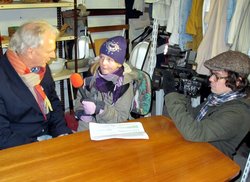 Die Kinder-Reporter sind immer im Einsatz: Hier drehen Sie gerade ein Interview im Verschenkmarkt. Foto: Stadt Oldenburg