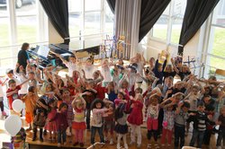 Singklassenkinder bei der Aufführung, Foto: Anne Hoeltzenbein