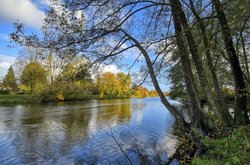 Farbenprächtiger Herbst an der Hunte in Oldenburg. Foto: Hans-Jürgen Zietz