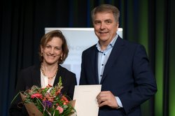 Preisträgerin Anne Applebaum mit Oberbürgermeister Jürgen Krogmann. Foto: Izabella Mittwollen Preisträgerin Anne Applebaum mit Oberbürgermeister Jürgen Krogmann. Foto: Izabella Mittwollen
