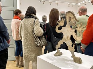 Besucher betrachten Kunstwerke in der Artothek Besucher betrachten Kunstwerke in der Artothek