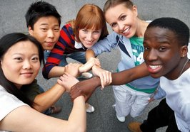 Gruppe Jugendlicher unterschiedlicher Herkunft. Foto: Franz Pfluegl/Fotolia.com