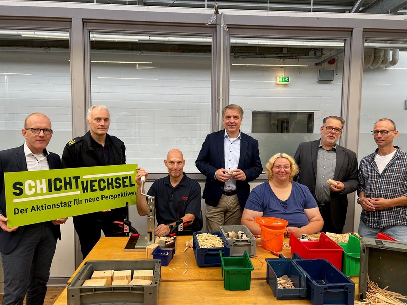 Wolfgang Hündling (von links), Jens Spekker, Andreas Köker, Oberbürgermeister Jürgen Krogmann, Yvonne Kröger, Gerhard Wessels und Frank Müller. Foto: Stadt Oldenburg