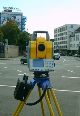 Vermessungsinstrument auf der Amalienbrücke. Foto: Stadt Oldenburg