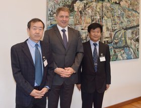 Prof. Dr. Qinghua Zhou, Oberbürgermeister Krogmann und Yuanchao Zhao bei einem Gespräch. Foto: Stadt Oldenburg