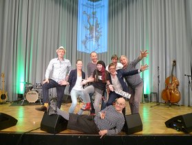 Das Foto zeigt die Künstlerinnen und Künstler des 18. Oldenburger Kindermusikfestivals,  Foto:Rolf Weinert