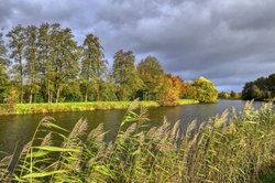 Farbenprächtiger Herbst an der Hunte in Oldenburg. Foto: Hans-Jürgen Zietz