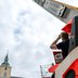 Vorschau: Fahrzeug der Feuerwehr mit ausfahrbarem Korb vor dem Schloss. Foto: Izabela Mittwollen