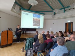 Referentin bei einem Vortrag zum Thema Künstliche Intelligenz. Grafik: Stadt Oldenburg Referentin bei einem Vortrag zum Thema Künstliche Intelligenz. Grafik: Stadt Oldenburg