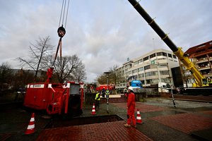 Der Mobilkran setzt die neue Pumpe ab. Foto: Sascha Stüber Der Mobilkran setzt die neue Pumpe ab. Foto: Sascha Stüber
