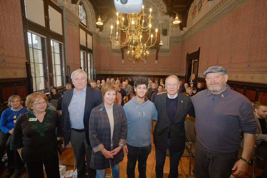 Nachkommen der Familien de Beer und Josephs mit Bürgermeisterin Christine Wolff. Foto: Sascha Stüber