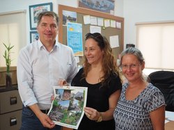 OB Krogmann mit der Schulleiterin Anat Weiss und Shlomit Elad, Leiterin des Amtes für Bildung. Die drei halten ein Bild. Foto: Stadt Oldenburg