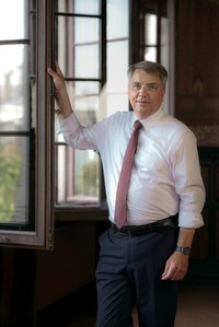 Oberbürgermeister Jürgen Krogmann stehend am Fenster im Hemd. Foto: Assanimoghaddam/Mittwollen Oberbürgermeister Jürgen Krogmann stehend am Fenster im Hemd.