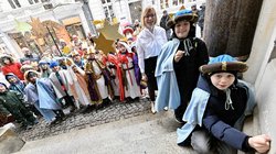 Die Sternsingerkinder schrieben den Segen an den Rathauseingang. Foto: Sascha Stüber