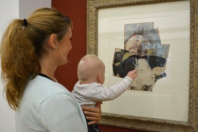 Besucherin bei einer Kunst-mit-Kind-Führung. Foto: Horst-Janssen-Museum