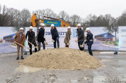 Gaben mit einem symbolischen ersten Spatenstich den Startschuss für den Bad-Neubau am Flötenteich: (von links) Arber Binaku, Stephan Mix, Christian Kreuzhermes, Jürgen Krogmann, Dr. Julia Figura, Jan Brandes und Jens Hackbart. Foto: Sascha Stüber Gaben mit einem symbolischen ersten Spatenstich den Startschuss für den Bad-Neubau am Flötenteich: (von links) Arber Binaku, Stephan Mix, Christian Kreuzhermes, Jürgen Krogmann, Dr. Julia Figura, Jan Brandes und Jens Hackbart. Foto: Sascha Stüber