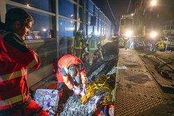 Zum Glück nur eine Übung: Schwerverletzte Bahnarbeiter wurden direkt im Gleisbett erstversorgt. Foto: Sascha Stüber Zum Glück nur eine Übung: Schwerverletzte Bahnarbeiter wurden direkt im Gleisbett erstversorgt. Foto: Sascha Stüber
