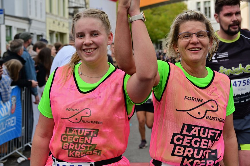 Zwei Läuferinnen freuen sich über ihren Erfolg. Foto: www.fotografie-bjoern-knoelke.de