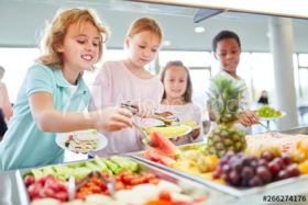 Hungrige Kinder holen sich Obst am Büffet. Foto: Robert Kneschke