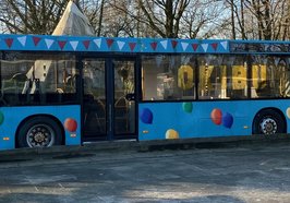 Der blaue Geburtstagsbus in ganzer Pracht. Foto: Stadt Oldenburg