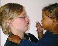 Kindergarten worker with little girl. Picture: Projekt Griffbereit