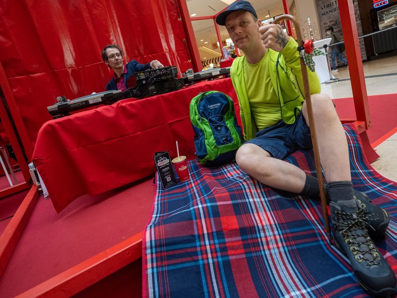 Sascha Stüber Wanderer mit Schöffel Lowa-Ausstattung mit DJ Mr. 5.000. Foto: Sascha Stüber