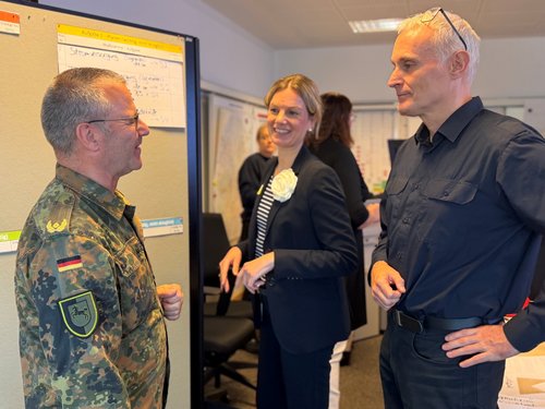 Erste Stadträtin Dr. Julia Figura (Mitte) und Jens Spekker (rechts), Leiter der Berufsfeuerwehr als untere Katastrophenschutzbehörde der Stadt, informieren Brigadegeneral Joachim Hoppe über die Arbeit des Katastrophenschutzstabes. Foto: Stadt Oldenburg Erste Stadträtin Dr. Julia Figura (Mitte) und Jens Spekker (rechts), Leiter der Berufsfeuerwehr als untere Katastrophenschutzbehörde der Stadt Oldenburg, informieren Brigadegeneral Joachim Hoppe über die Arbeit des Katastrophenschutzstabes. Foto: Stadt Oldenburg