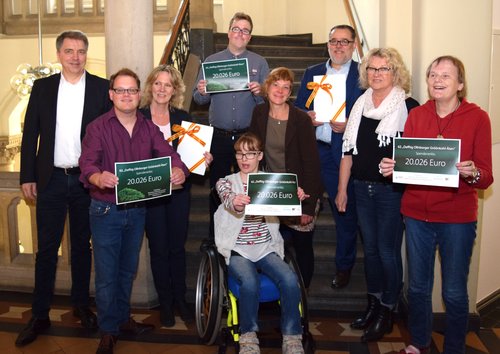 Freuen sich über die Spenden, die beim Oldenburger Kohlessen in Berlin gesammelt wurden: Oberbürgermeister Jürgen Krogmann, Florian Ernst, Bettina Unruh (Baumhaus), Arne Krüger-Brörken, Jessica Pusch, Vera Schröder, Gerd Wessels (Gemeinnützige Werkstätten), Thea Wilczura, Gertrud Windels. Foto: Stadt Oldenburg