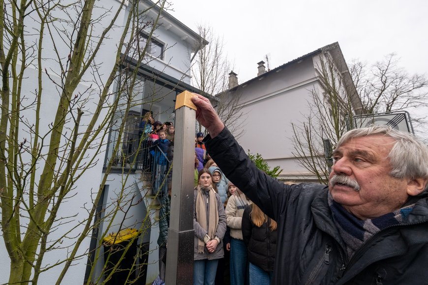 Dietmar Schütz weiht das Erinnerungszeichen ein. Foto: Sascha Stüber