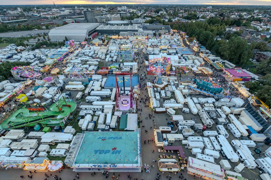 Blick aus dem Riesenrad über den Kramermarkt 2024. Foto: Sascha  Stüber