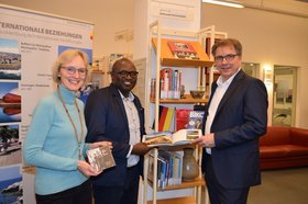 Bücher aus Oldenburgs südafrikanischer Partnerkommune Buffalo City Metro übergab Samkelo Ngwenya an Oberbürgermeister Jürgen Krogmann und Heike Janssen, Fachdienstleiterin Bibliotheken. Foto: Stadt Oldenburg