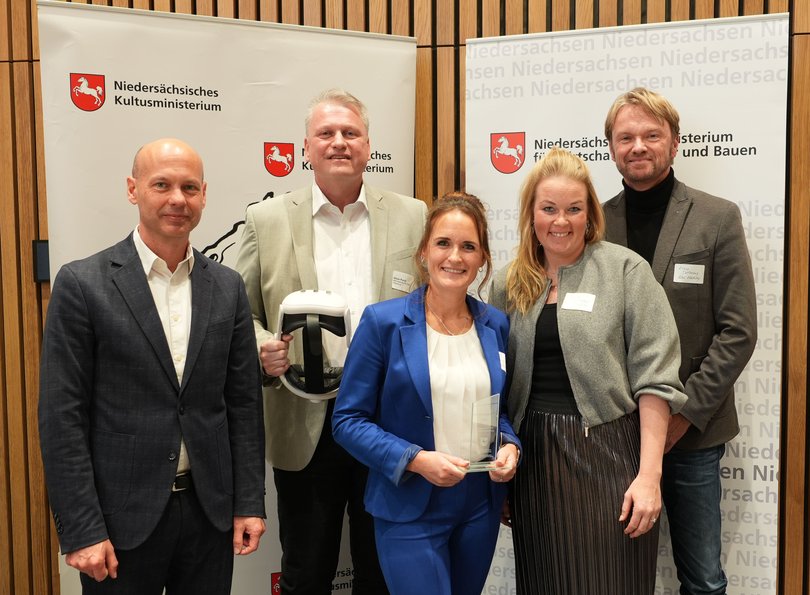 Strahlende Gesichter (von links): Staatssekretär Kultusministerium Stephan Ertner, Schulleiter Oliver Pundt, Judith Jung und Laura Fastabend (Lehrkräfte und Projektkoordinatorinnen) und Abteilungsleiter Arno Detmers. Foto: privat Strahlende Gesichter (von links): Staatssekretär Kultusministerium Stephan Ertner, Schulleiter Oliver Pundt, Judith Jung und Laura Fastabend (Lehrkräfte und Projektkoordinatorinnen) und Abteilungsleiter Arno Detmers. Foto: privat
