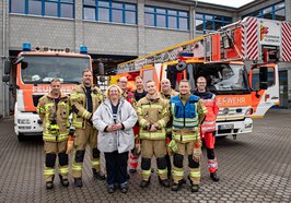 Yvonne Kröger (3. von links), Beschäftigte im Gemeinnützige Werkstätten Oldenburg e. V., lernte beim Aktionstag „Schichtwechsel“ den Dienst bei der Oldenburger Berufsfeuerwehr kennen. Foto: GWO e. V.