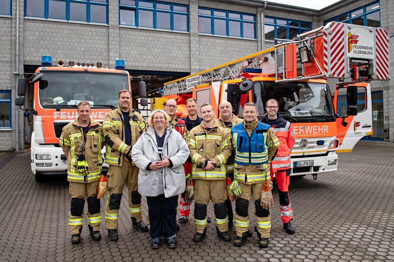 Yvonne Kröger (3. von links), Beschäftigte im Gemeinnützige Werkstätten Oldenburg e. V., lernte beim Aktionstag „Schichtwechsel“ den Dienst bei der Oldenburger Berufsfeuerwehr kennen. Foto: GWO e. V.