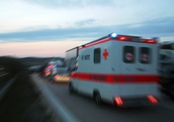 Rettungswagen auf dem Weg zum Notfall. Foto: Gerd Altmann/Pixelio.de