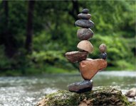 Ausbalancierter Turm aus Steinen an einem Bach. Foto: Cyrill/Adobe Stock