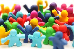 Viele bunte Figuren aus Knete. Foto: Mirko Raatz/AdobeStock Viele bunte Figuren aus Knete. Foto: Mirko Raatz/AdobeStock