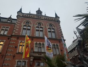 UN!TE 2020: Flaggen vor dem Alten Rathaus Oldenburg (Oldenburg-Flagge, UN!TE-Logo und Icons der 17 Nachhaltigkeitsziele). Foto: Stadt Oldenburg