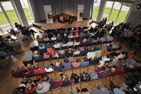 Sicht auf die Podiumsdiskussion zum Thema „Russlands Weg wohin? Eine Großmacht zwischen Apathie, Protest und Führerkult“ mit Preisträgerin Dr. Irina Scherbakowa und und Prof. em. Dr. Wolfgang Eichwede. Foto: Peter Kreier.