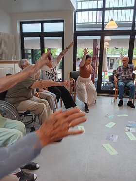 Die Theaterpädagogin Friederike Ströer (Mitte) in Einsatz in einem Oldenburger Altenzentrum. Foto: privat