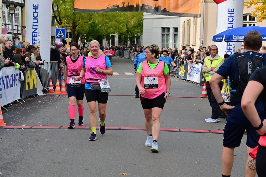 Läuferinnen kommen im Ziel an. Foto: www.fotografie-bjoern-knoelke.de