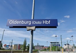 Schild am Oldenburger Hauptbahnhof „Oldenburg (Oldb) Hbf“. Foto: Peter Duddek