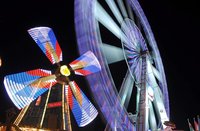 Rechts: Riesenrad und Mühle