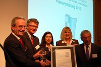 Freude bei der Preisverleihung in der Alten Fleiwa (von links): LzO-Vorstandsvorsitzender Martin Grapentin, Oberbürgermeister Gerd Schwandner, Sozialministerin Aygül Özkan, Rita Forst und Johannes Reichelt (beide LzO). Foto: Stadt Oldenburg