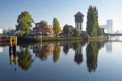 Der Oldenburger Wasserturm am Stau. Foto: Hans-Jürgen Zietz