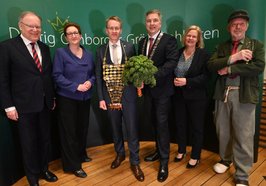 Daniel Günther, Ministerpräsident des Landes Schleswig-Holstein, ist neuer Grünkohlkönig. Von links: Stephan Weil, Klara Geywitz, Daniel Günther, Jürgen Krogmann, Nancy Faeser und Günther der Treckerfahrer. Foto: Torsten von Reeken