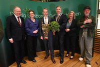 Daniel Günther, Ministerpräsident des Landes Schleswig-Holstein, ist neuer Grünkohlkönig. Von links: Stephan Weil, Klara Geywitz, Daniel Günther, Jürgen Krogmann, Nancy Faeser und Günther der Treckerfahrer. Foto: Torsten von Reeken