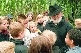 Günter Brüning, Sprecher der Agenda-Gruppe „Aqua - Wasser - Water“ berichtet einer Gruppe Kinder von seiner Arbeit. Foto: Stadt Oldenburg