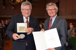 Oberbürgermeister Gerd Schwandner überreicht Werner Brinker das Große Stadtsiegel. Foto: Stadt Oldenburg