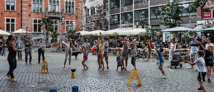 Seifenblasenkünstler auf dem Oldenburger Marktplatz. Foto: Mittwollen und Gradetchliev